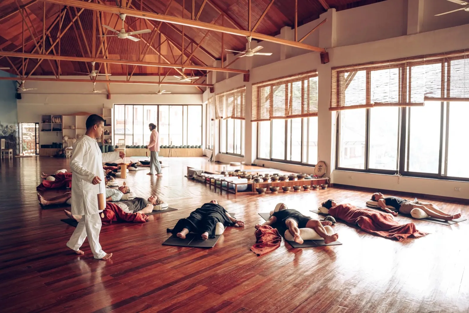 Yogazaal met houten vloer in een retreatlocatie in Nepal